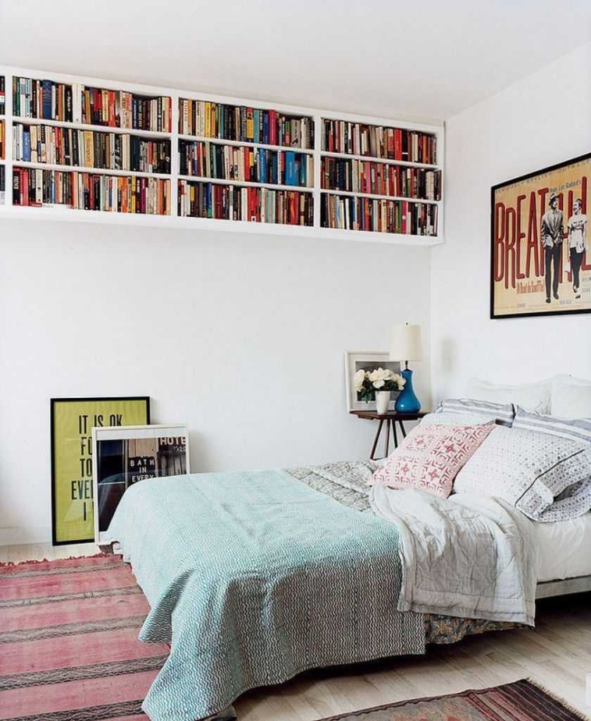 Спальня с книжными полками