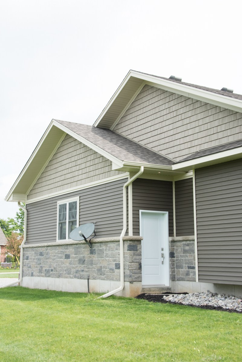 Комбинированная отделка дома сайдингом