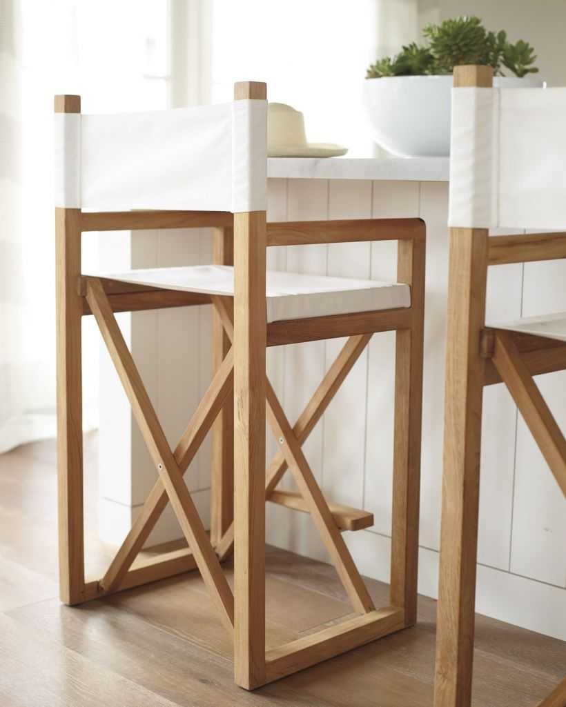 Необычные барные стулья из дерева