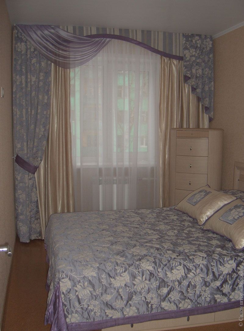 Шторы в спальню с балконом