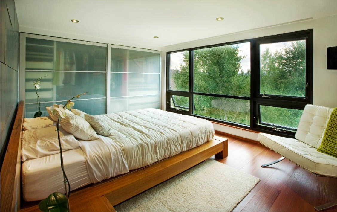 оформление спальни с панорамным окном