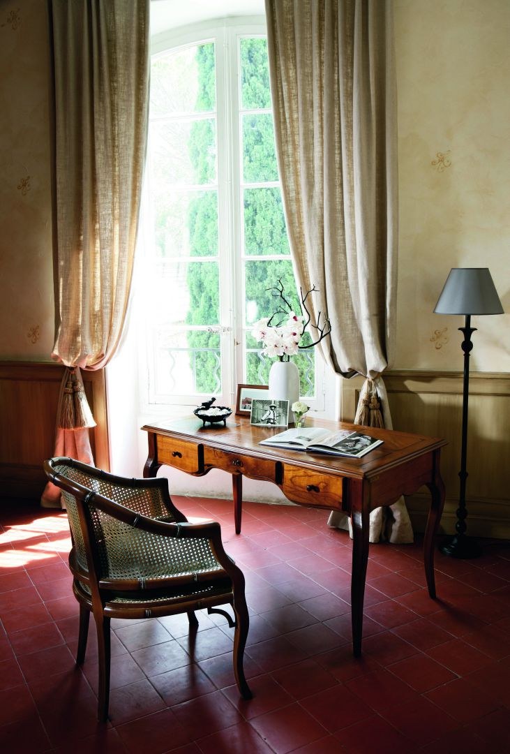 Шторы в интерьере гранж