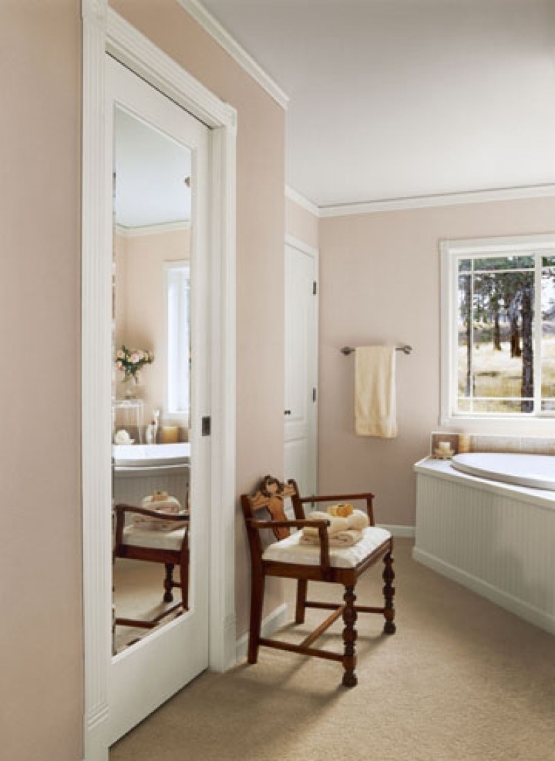 Зеркальная дверь в ванную комнату