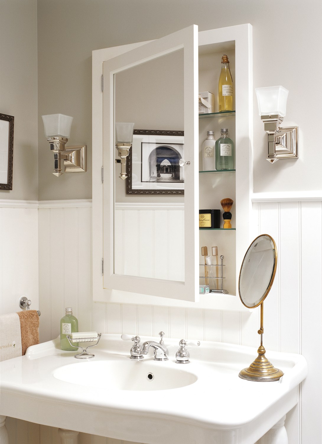 Шкафы над зеркалом в ванной. Зеркальный шкаф в ванную. Шкафчик в ванную с зеркалом. Зеркальный шкафчик в ванную. Зеркало над раковиной.