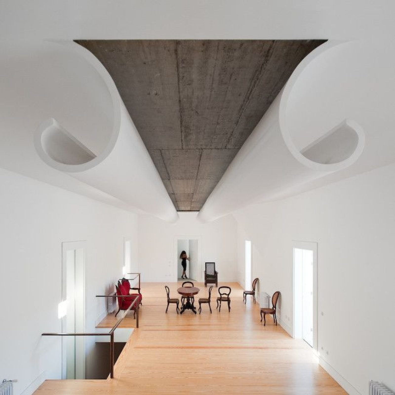 Creative interior. Альваро сиза Архитектор интерьер. Необычный потолок. Креативный потолок. Оригинальный потолок.
