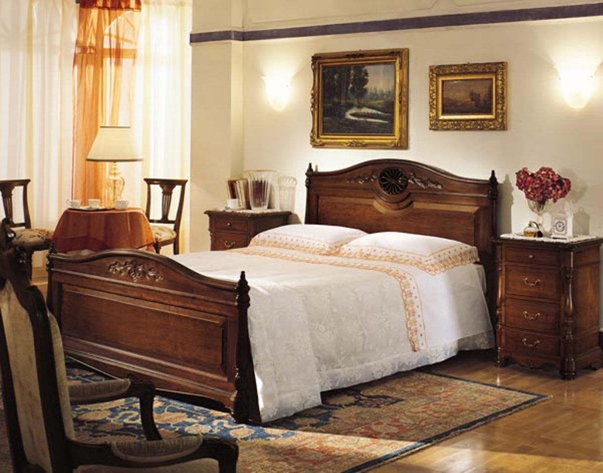 Кровать из дерева в классическом стиле