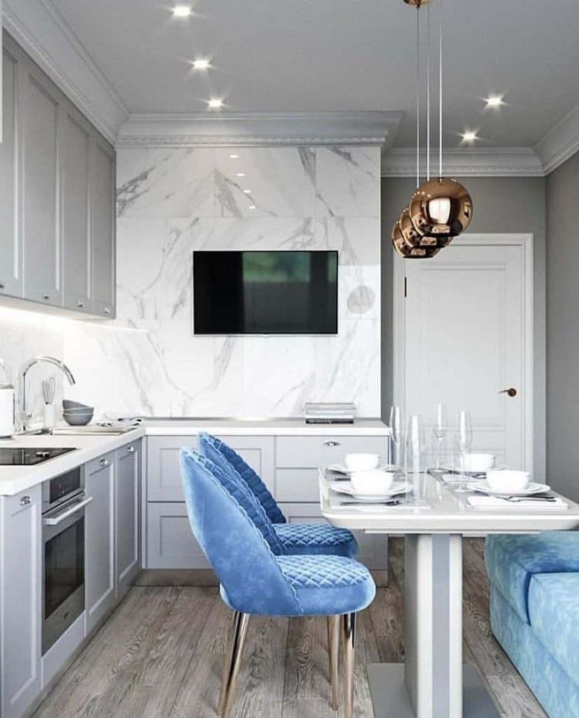 Белая кухня с синими акцентами