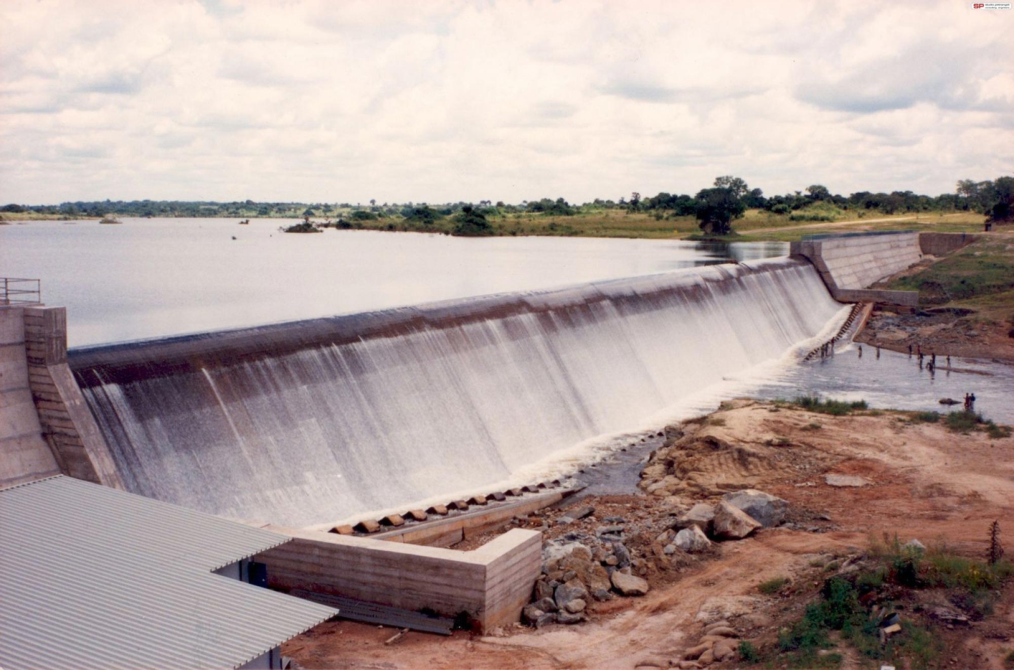 Строительство платины. Водосброс ГЭС. Водопроводящие ГТС. ГЭС Шикапа Ангола. Плотина Корналво.