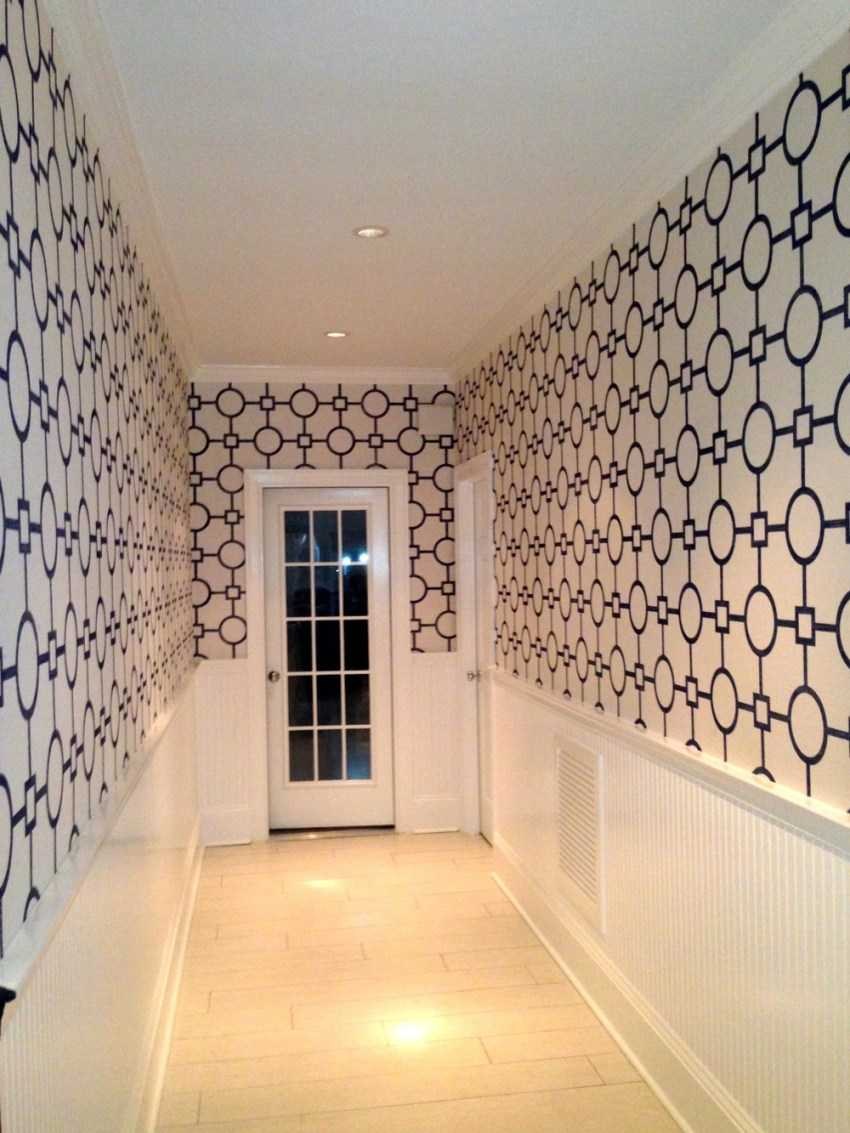 Панели из обоев в коридоре