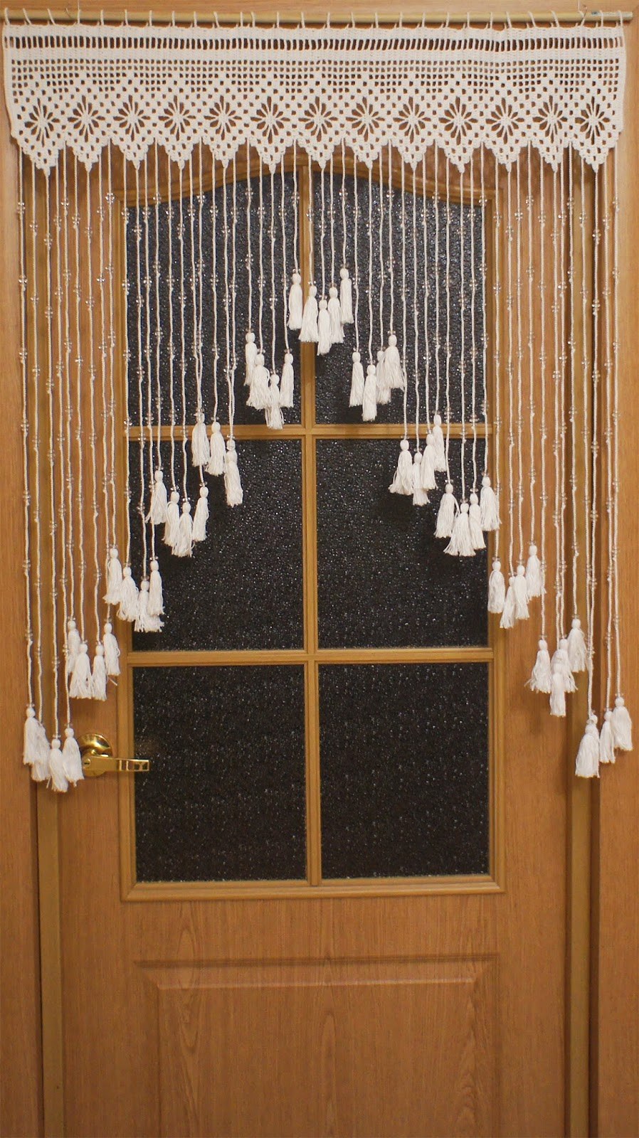 Вязаные занавески на дверной проем