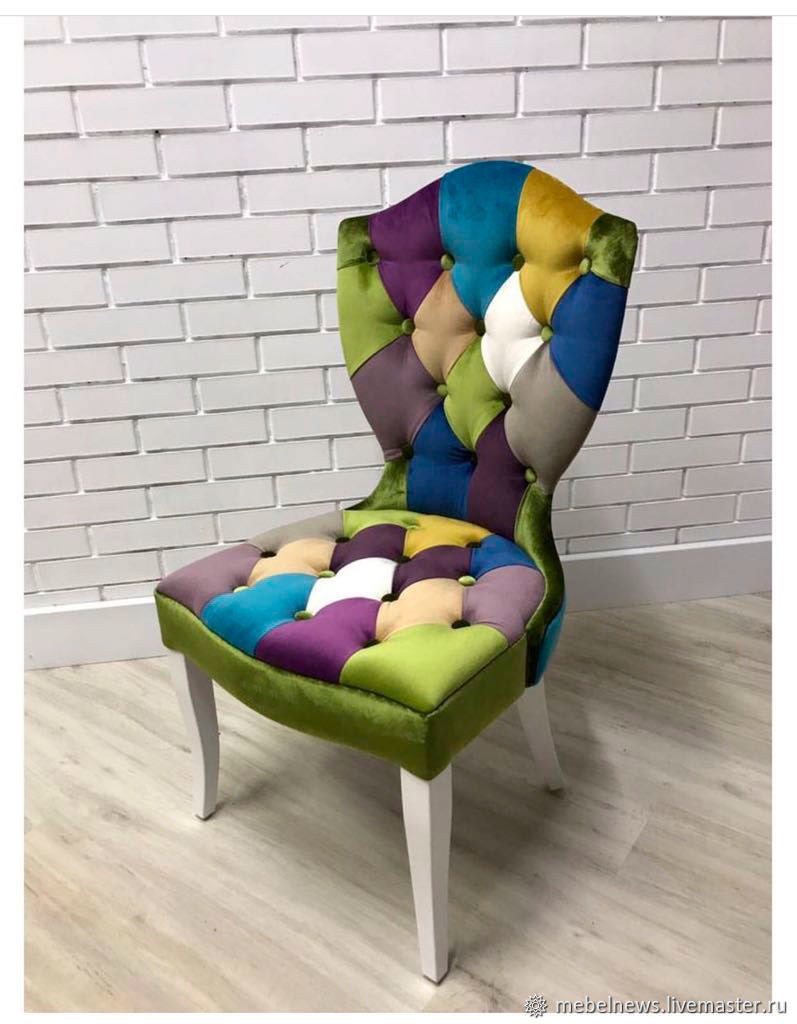 Разноцветные стулья