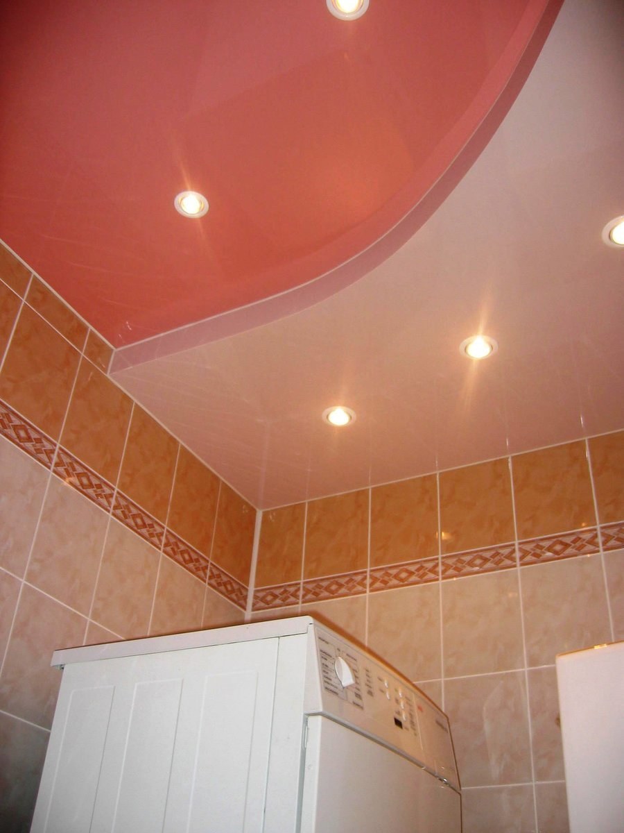 Двухуровневый натяжной потолок в ванной