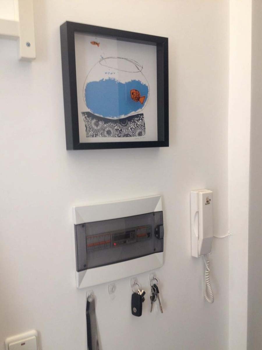 Электрический щиток в стене