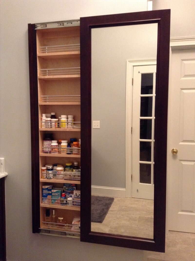 Зеркало с потайным шкафчиком