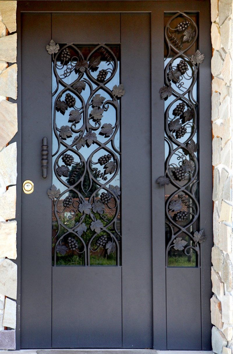 Входная дверь с кованой решёткой "Monolith-Nord"