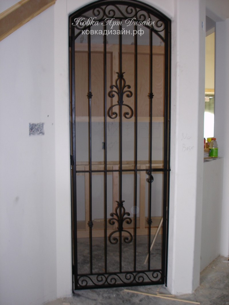 Решетчатые двери с ковкой