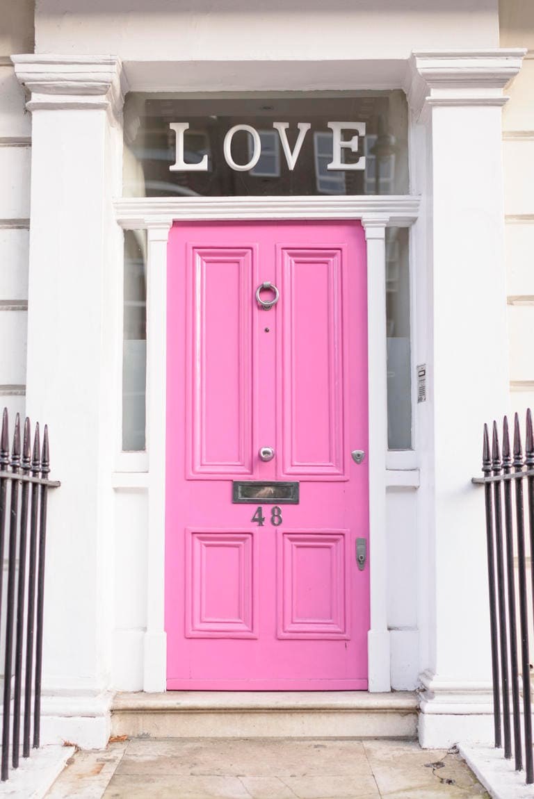 Красная желтая зеленая дверь