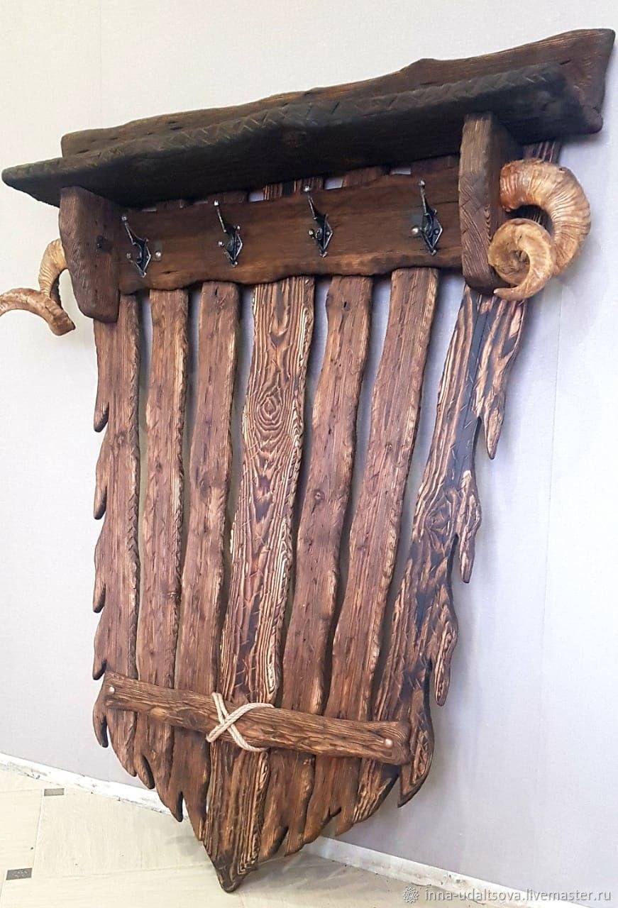 Вешалка для одежды из дерева