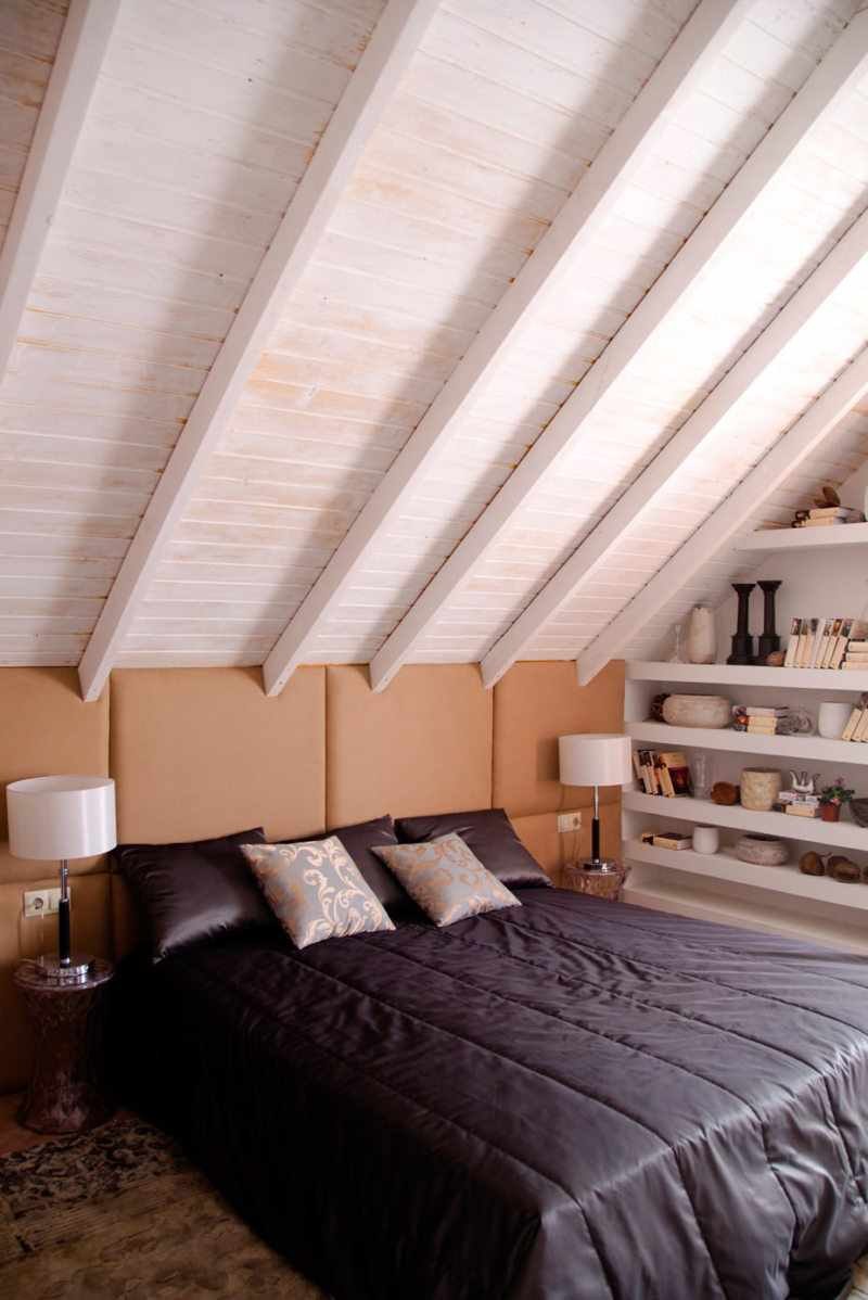 Интерьер мансардной спальни