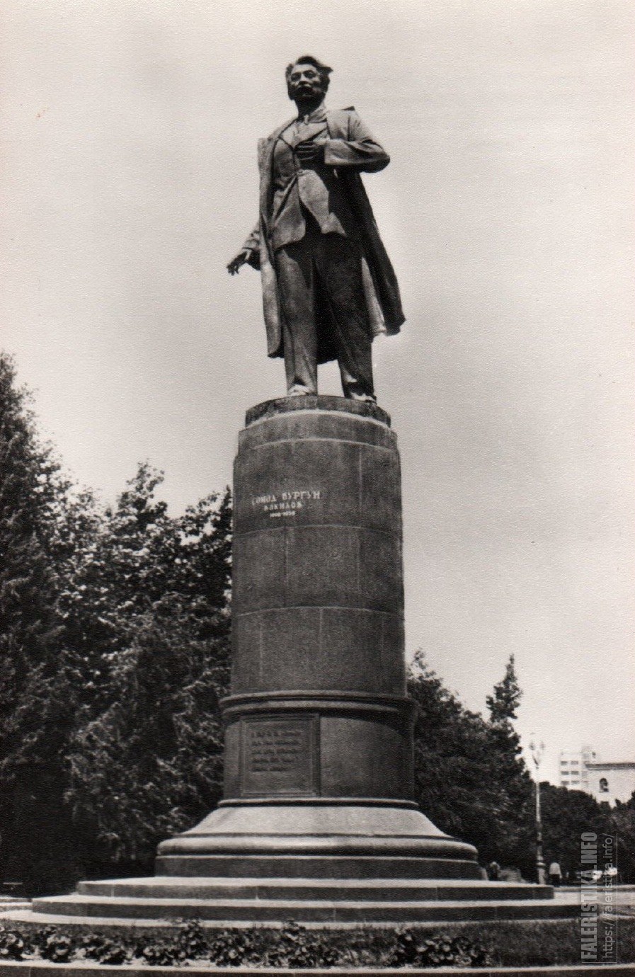 Памятник Самеда Вургуна в Баку