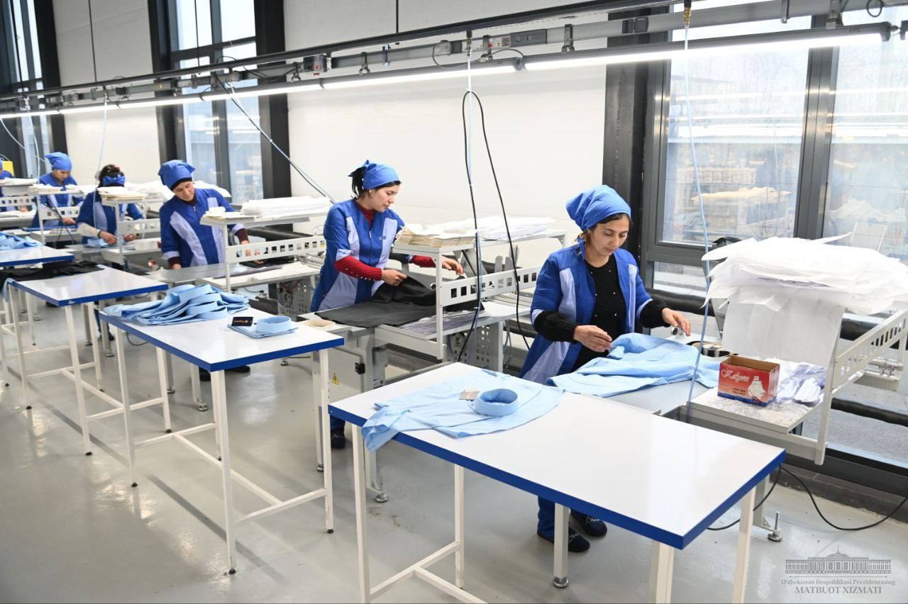 Фабрика выпустила м. Посещение текстильных фабрик вектор. Мурманский завод Сарэн что производит.