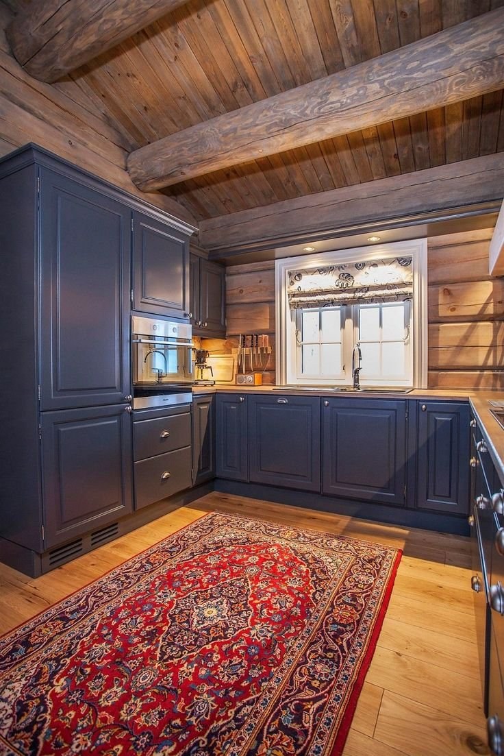 Интерьер кухни в деревянном доме