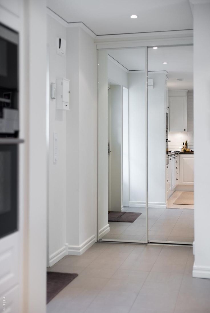 Прихожая с зеркальными дверями