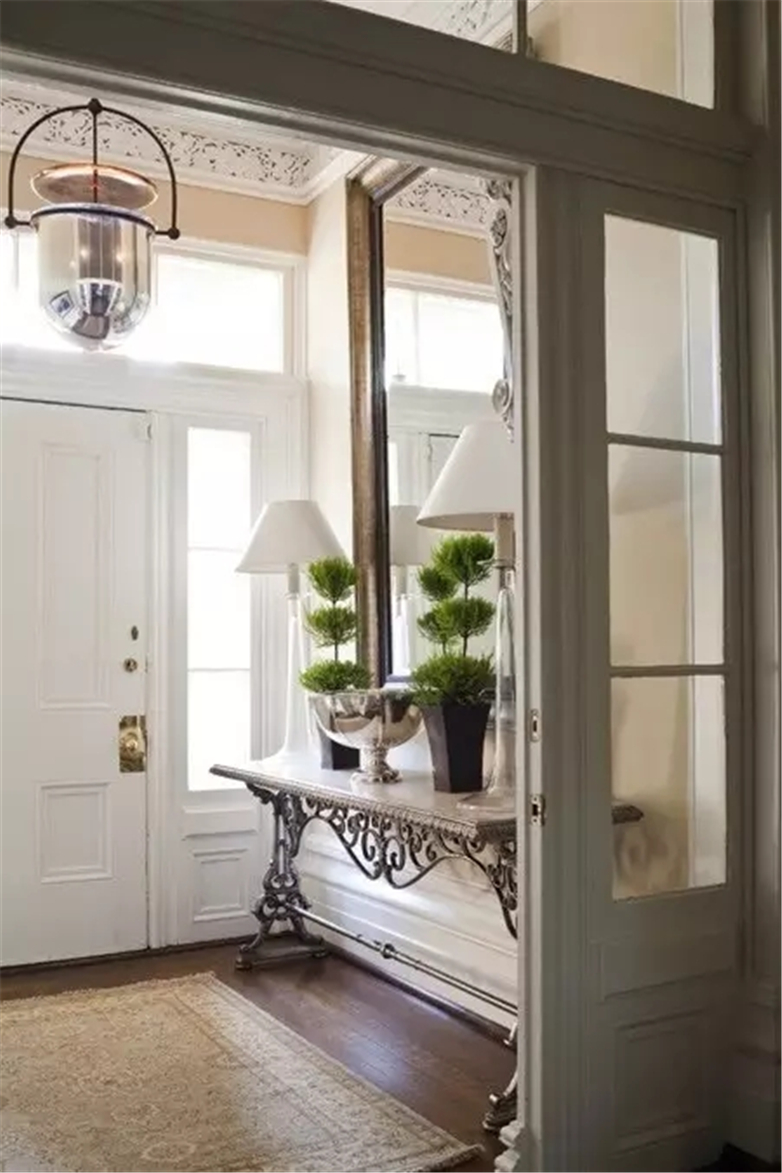 Прихожая с большим окном