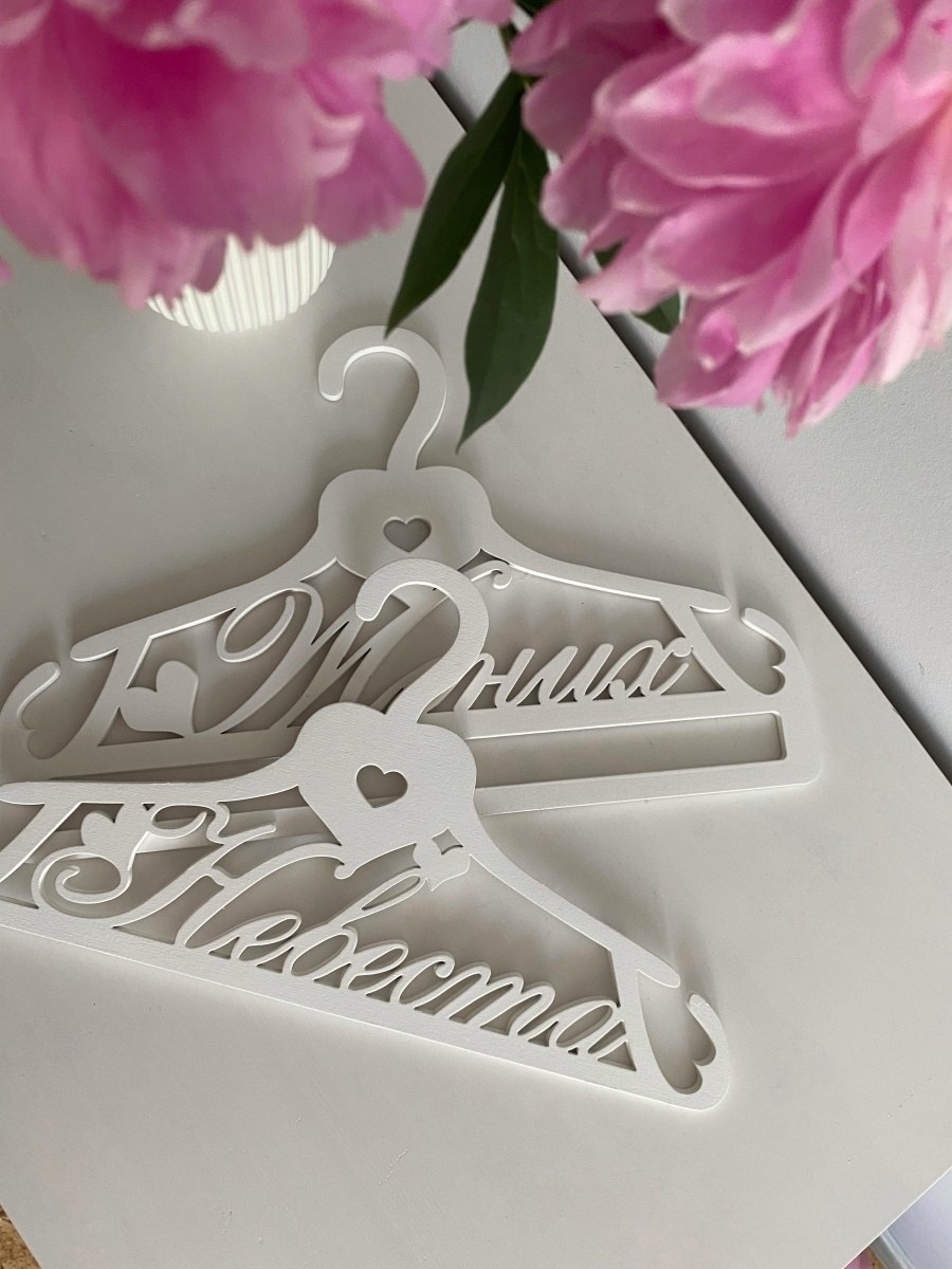 Свадебное платье на вешалке