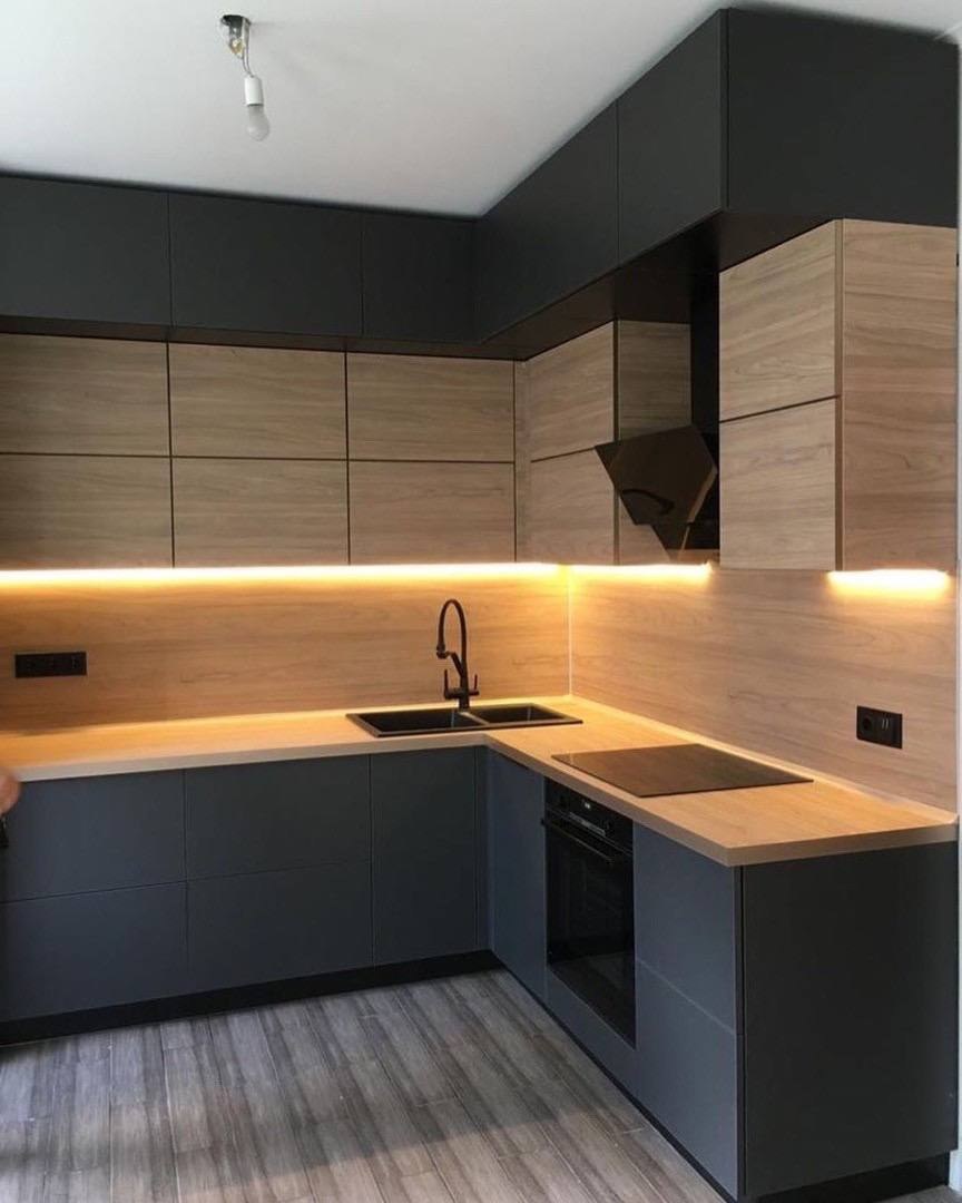 Кухня темная столешница 2023 (77 фото)