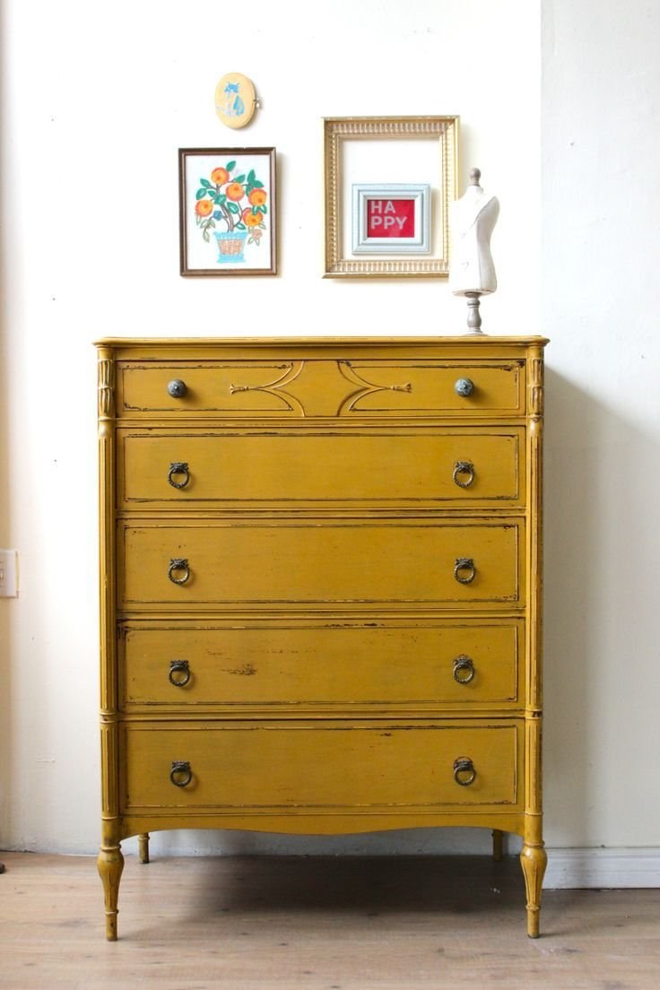 Желтый комод