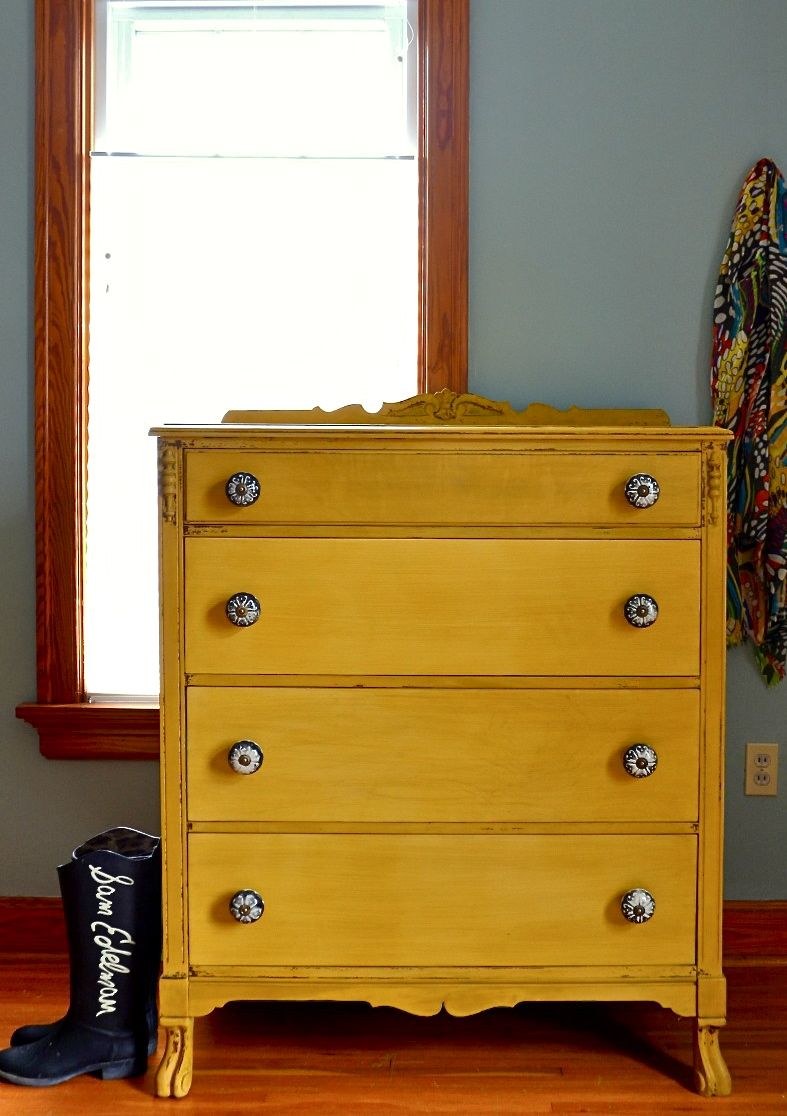 Желтый комод в интерьере