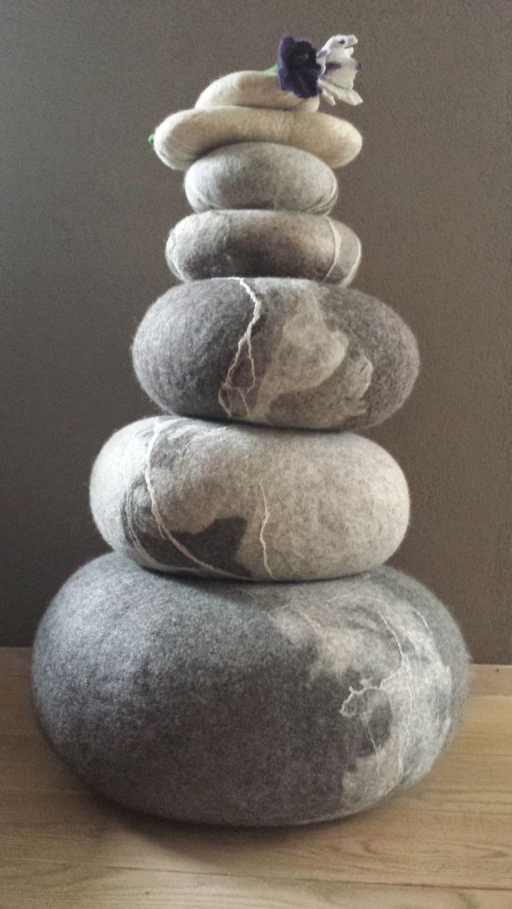 Валяные камни