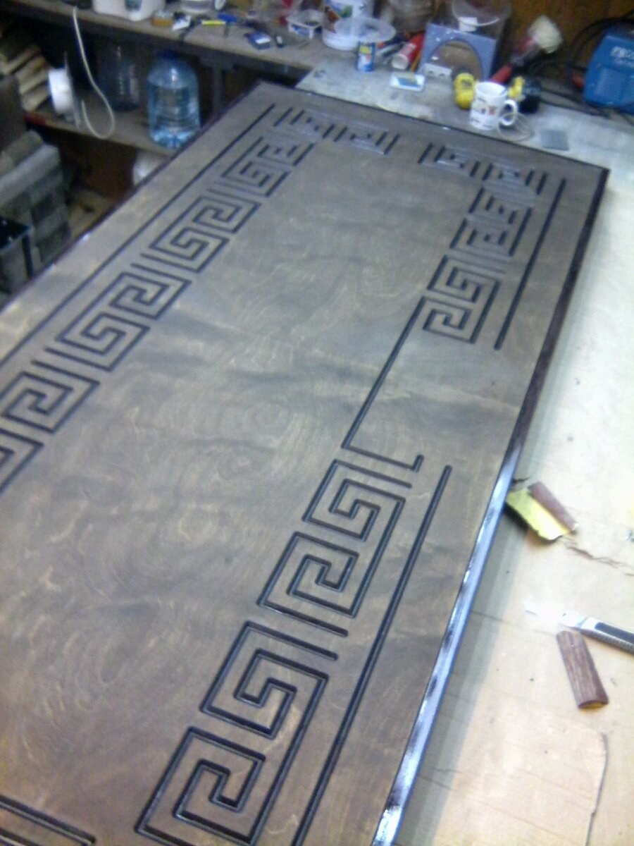 Входная дверь из фанеры с металлическим каркасом