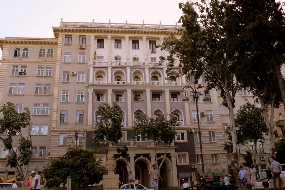 Здание монолит в Баку