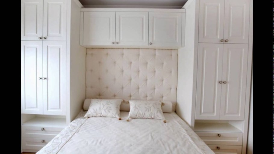 Кровать между шкафами