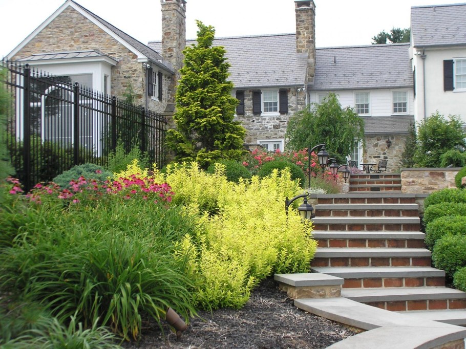 Колониальный ландшафтный стиль