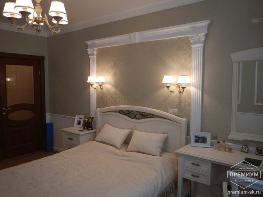 Спальня с колоннами