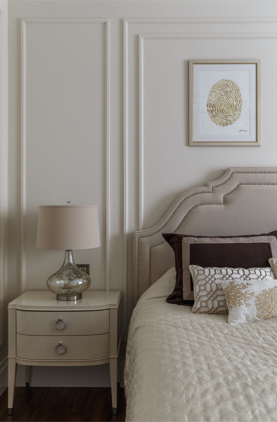 Спальня с молдингами на стенах