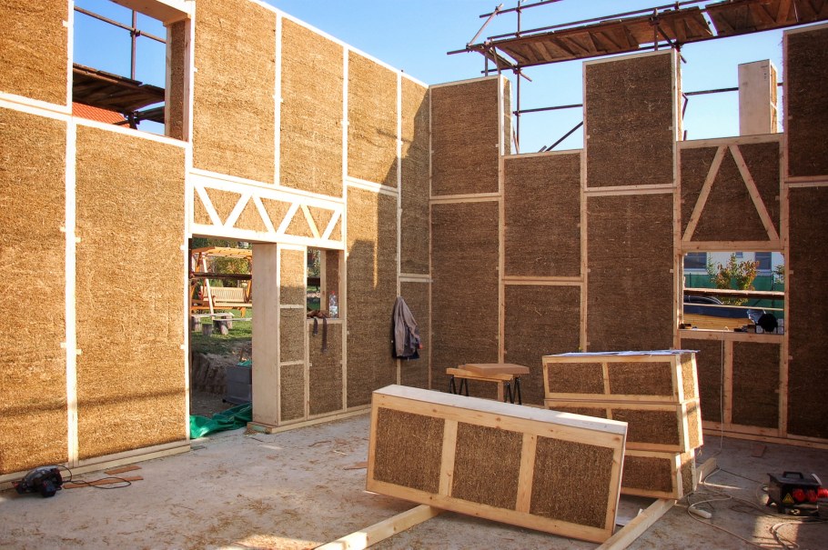 Блоки из прессованной соломы