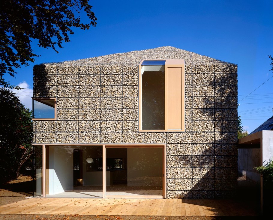 Дом со стенами из габионов