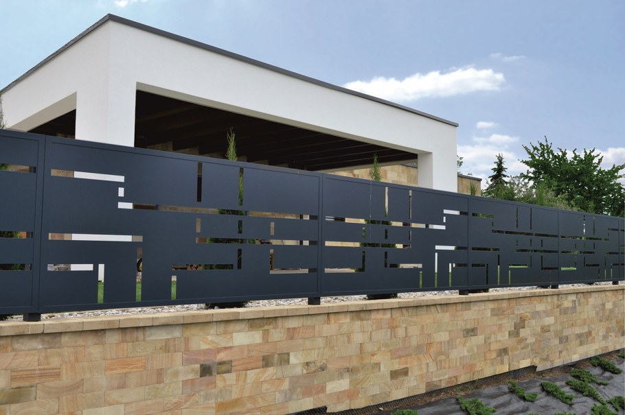 Современный металлический забор