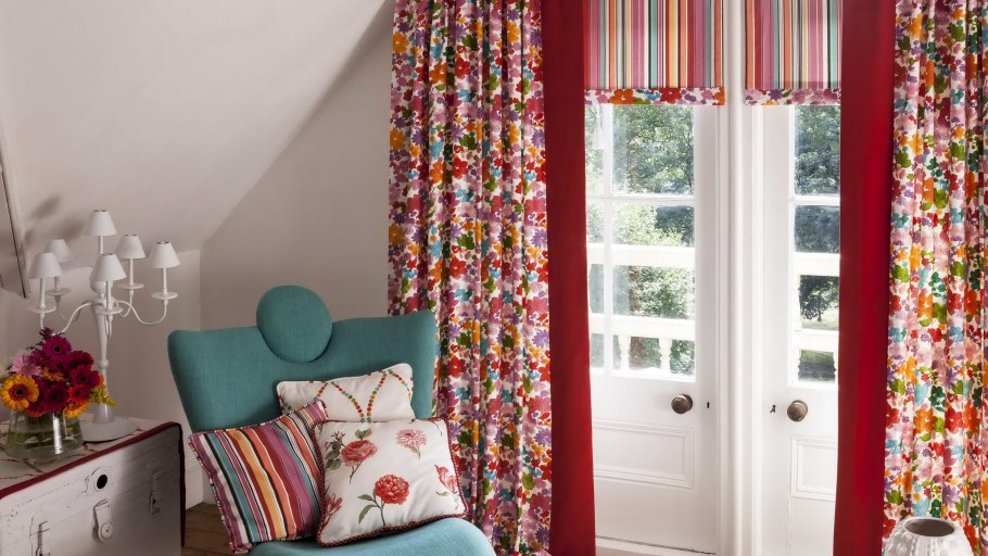 Цветные занавески в интерьере