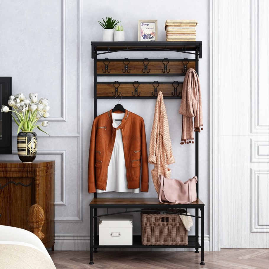 Верхняя одежда в прихожей