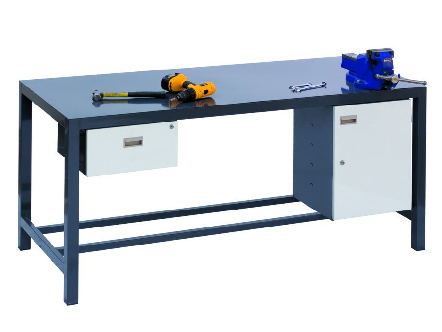 Слесарный стол с тисками