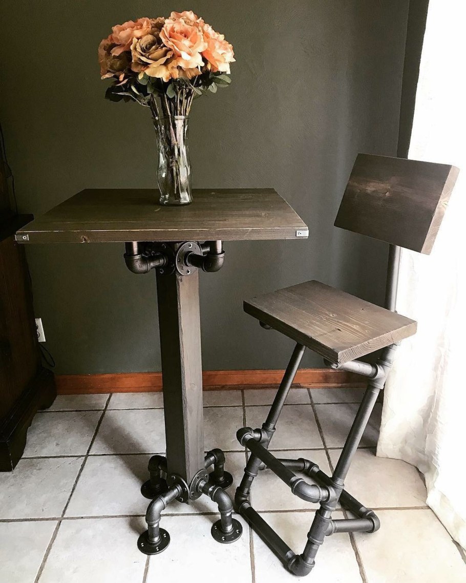 Стул из водопроводных труб