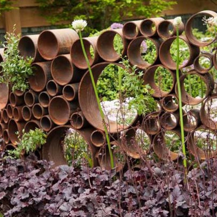 Пластиковые трубы в саду
