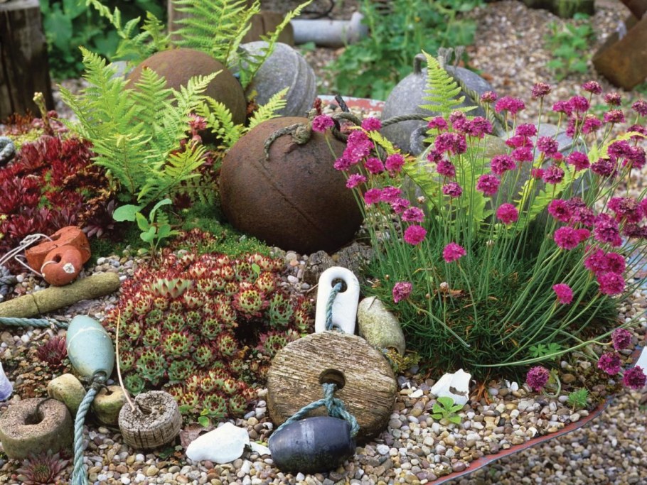 Композиция с кувшином в саду