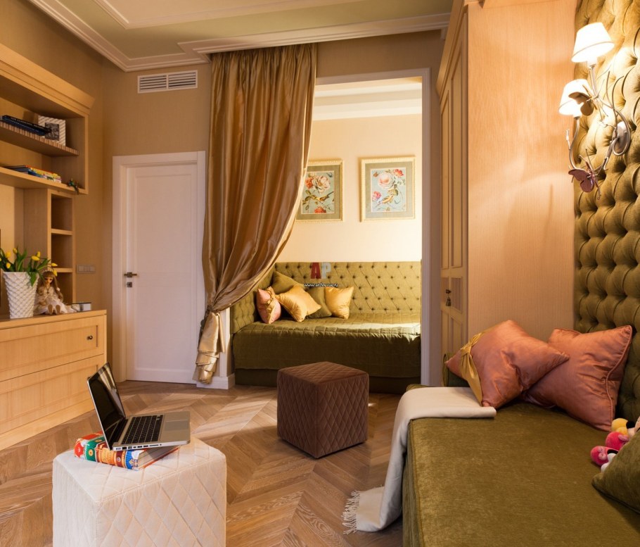 Кровать в нише в гостиной