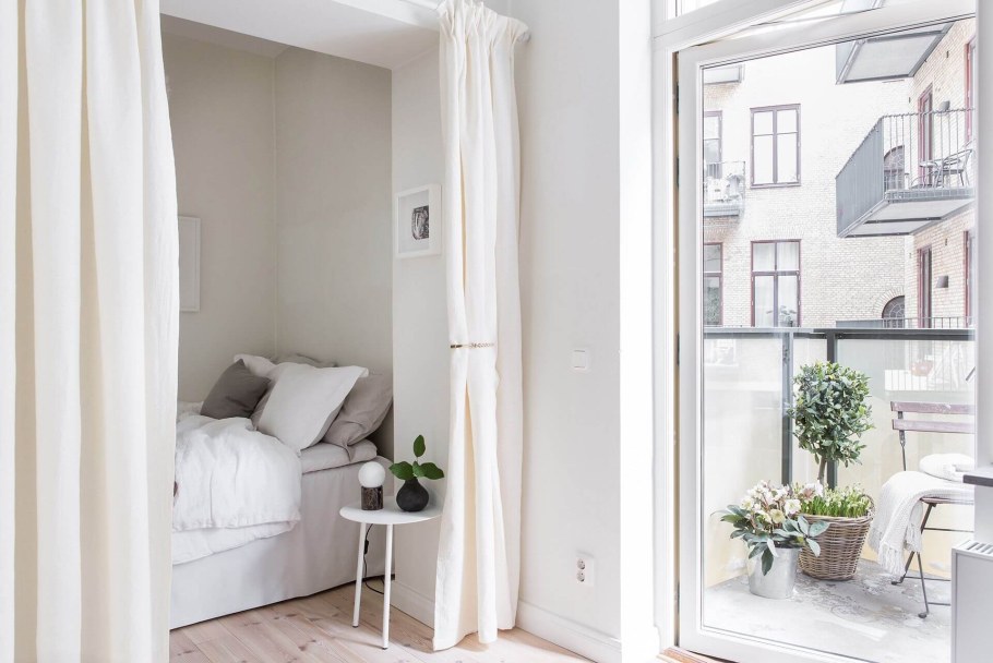 Спальное место с занавесками